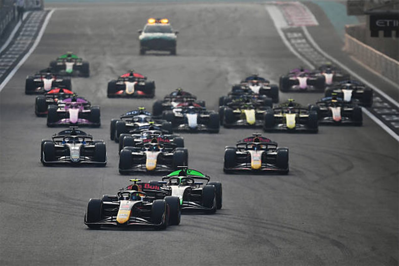 F1デビュー決定のアービッド・リンドブラッドがF2アブダビのスプリントで勝利