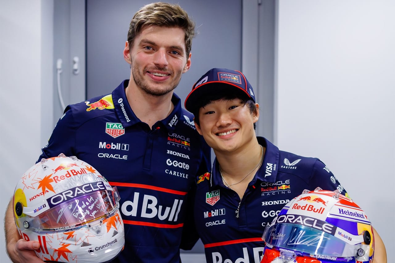角田裕毅とマックス・フェルスタッペン 2026年前に別れのF1ヘルメット交換