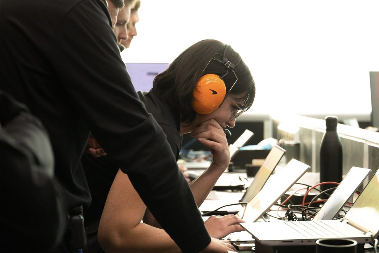 マクラーレン、2026年F1マシンのファイアアップを完了 動画を公開