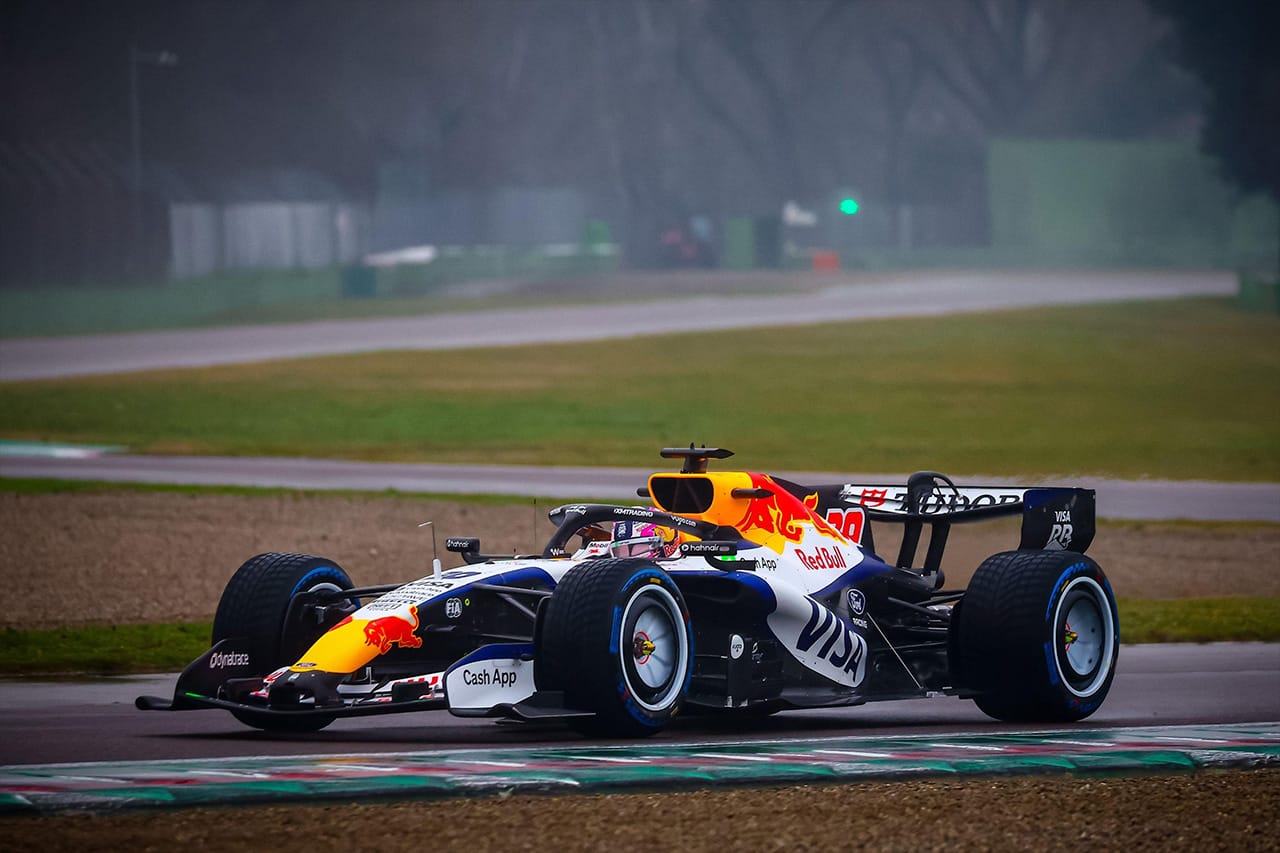 レーシングブルズ、2026年F1マシン「VCARB03」をイモラでシェイクダウン