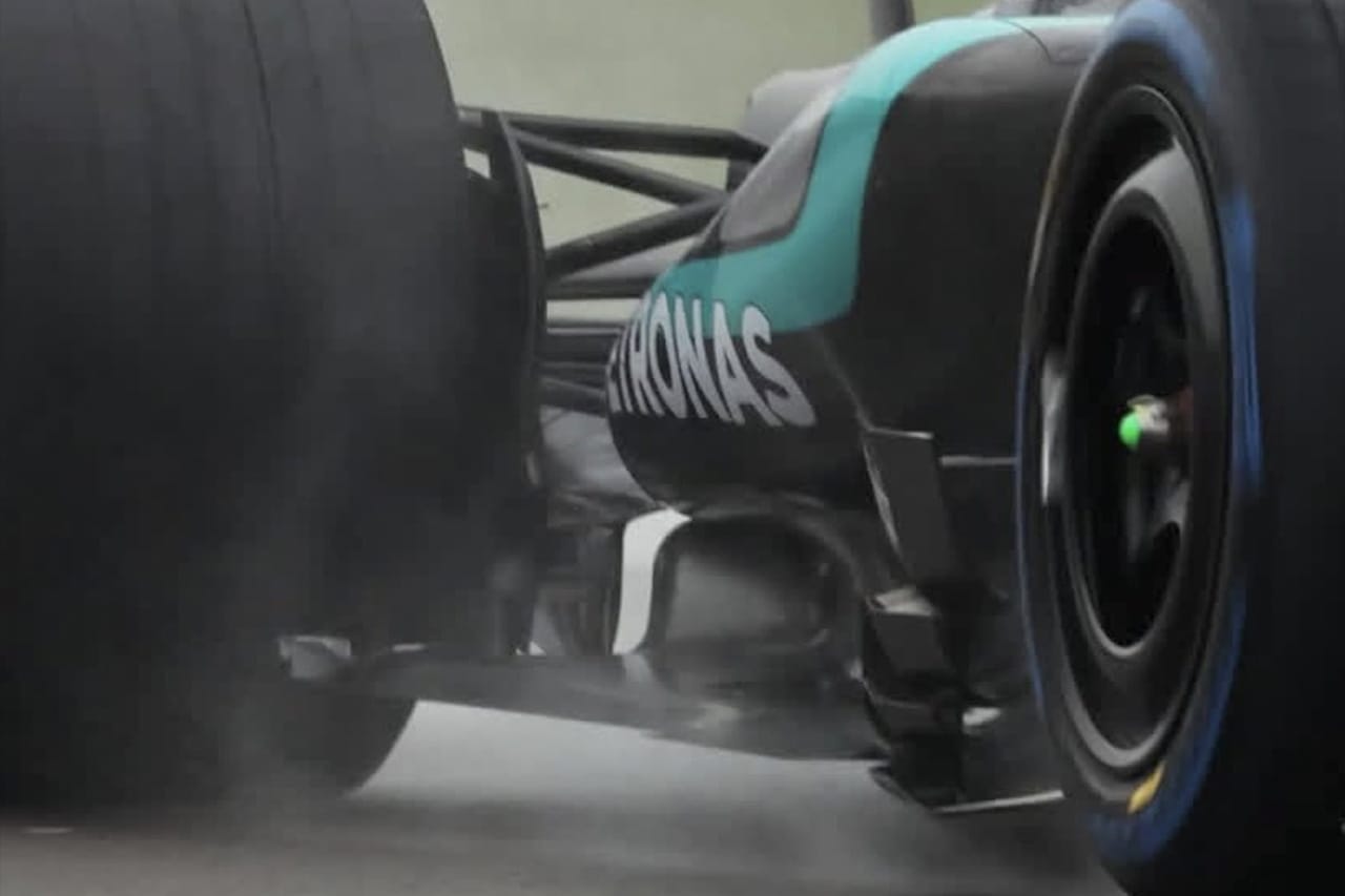 メルセデスF1、W17のディフューザーの「巨大な開口部」が話題