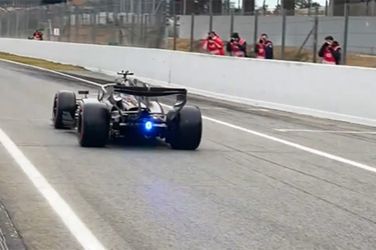 アストンマーティン・ホンダF1、AMR26のリア警告灯が青く点灯した理由