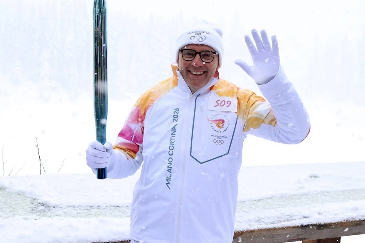 F1 CEOステファノ・ドメニカリ、ミラノ・コルティナ五輪の聖火リレーに参加