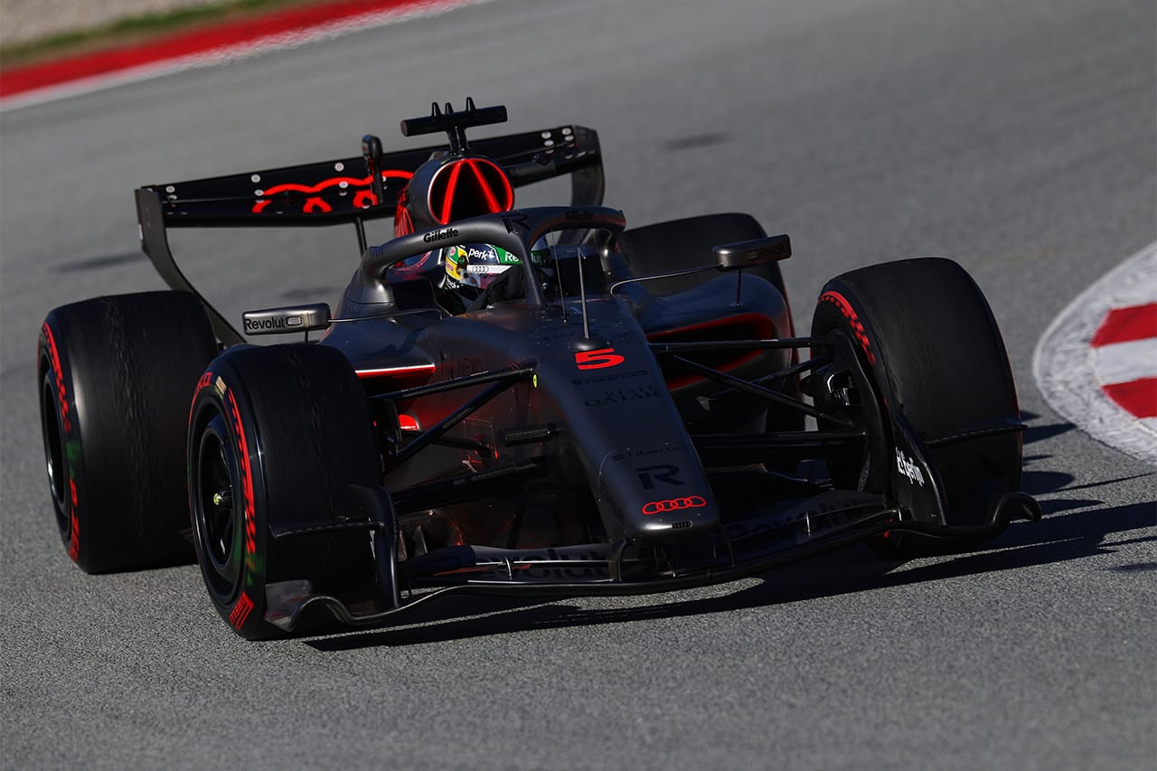 アウディF1、リアウイングが“斜めに開く” 2026年アクティブエアロの異端解釈