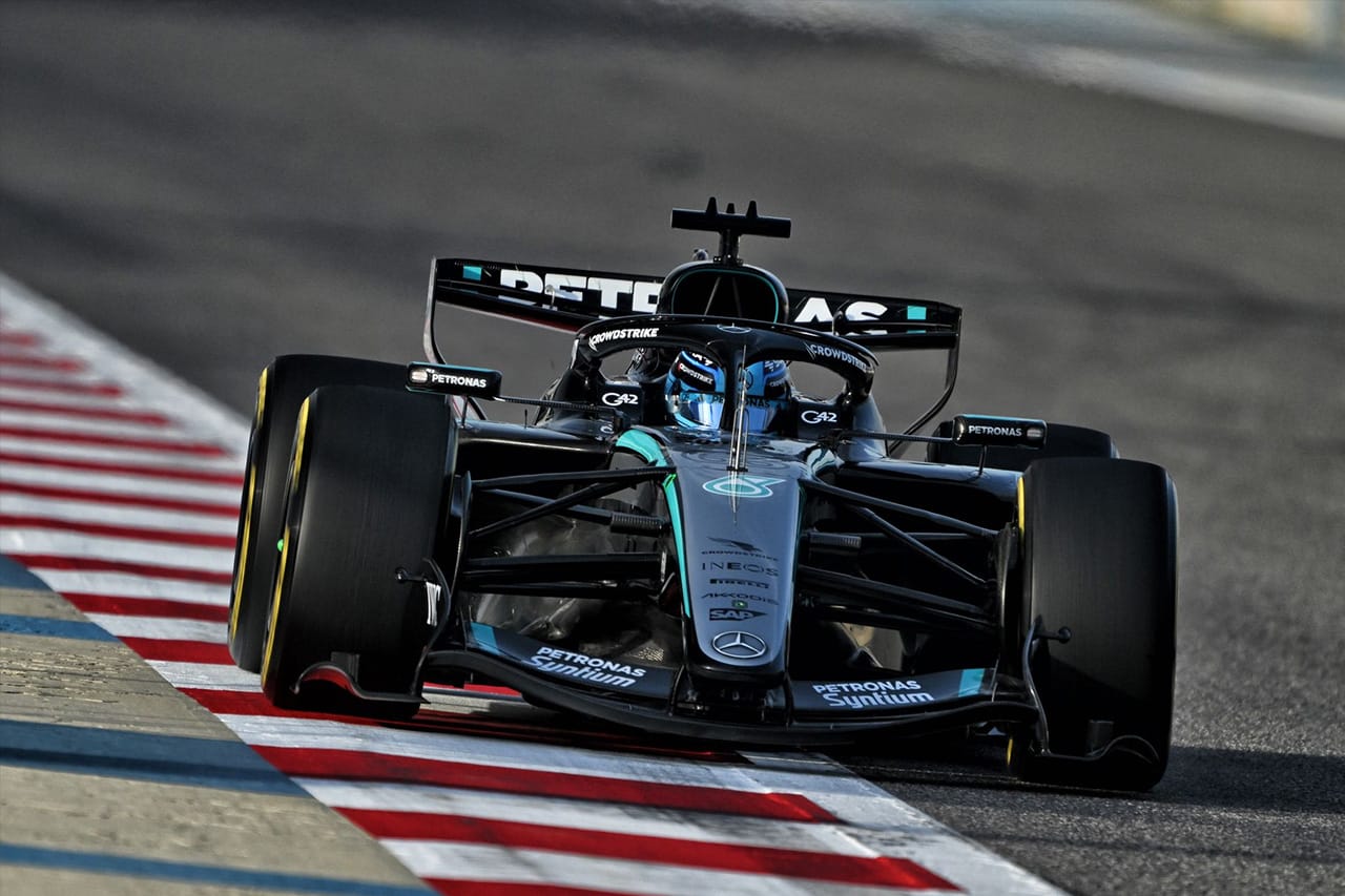 メルセデスF1“フラストレーション”の2日目 パワーユニット交換で作業停滞