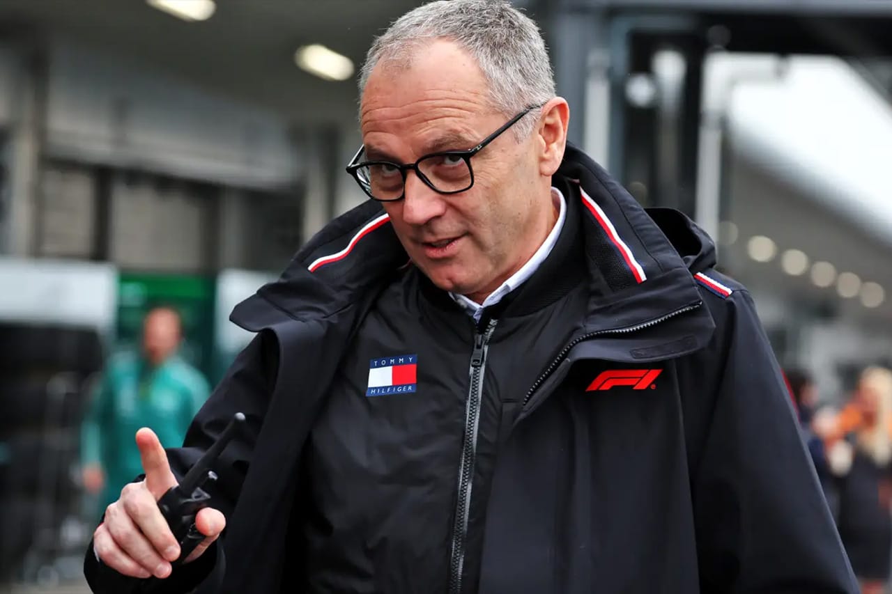 マックス・フェルスタッペン（レッドブル・レーシング）と会談したステファノ・ドメニカリ