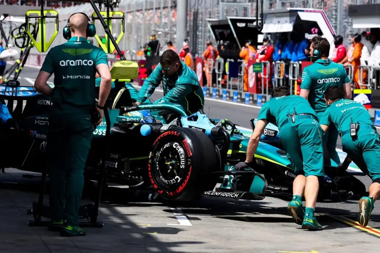 アストンマーティン・ホンダF1 通信混乱でアロンソ11周ピット待機