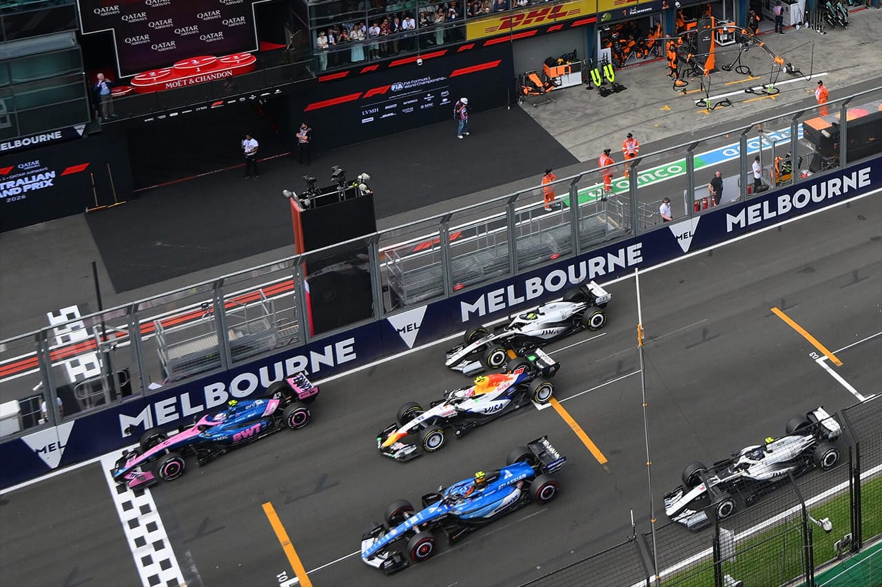 F1開幕戦で何が起きた？スタート混乱の原因は“8MJエネルギー規則”