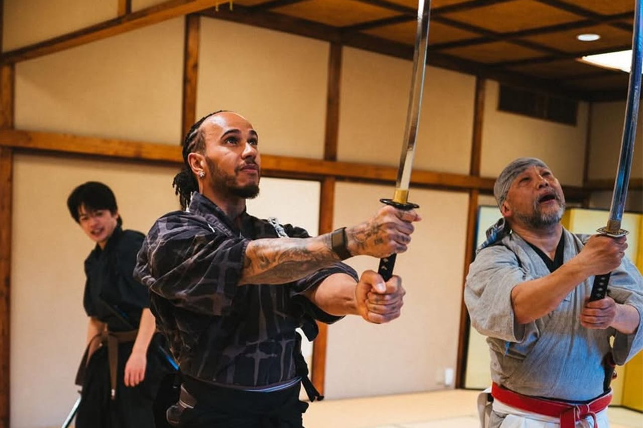 ルイス・ハミルトン F1日本GP前に剣術体験 『キル・ビル』殺陣師と共演