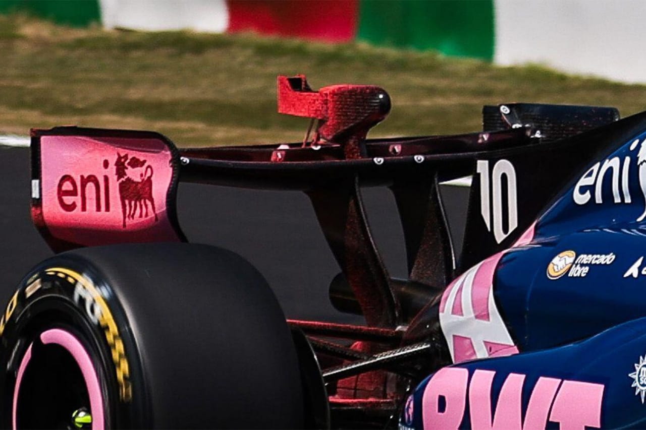 アルピーヌF1 新型リアウイングで独自アプローチ“小型モンキーシート”導入