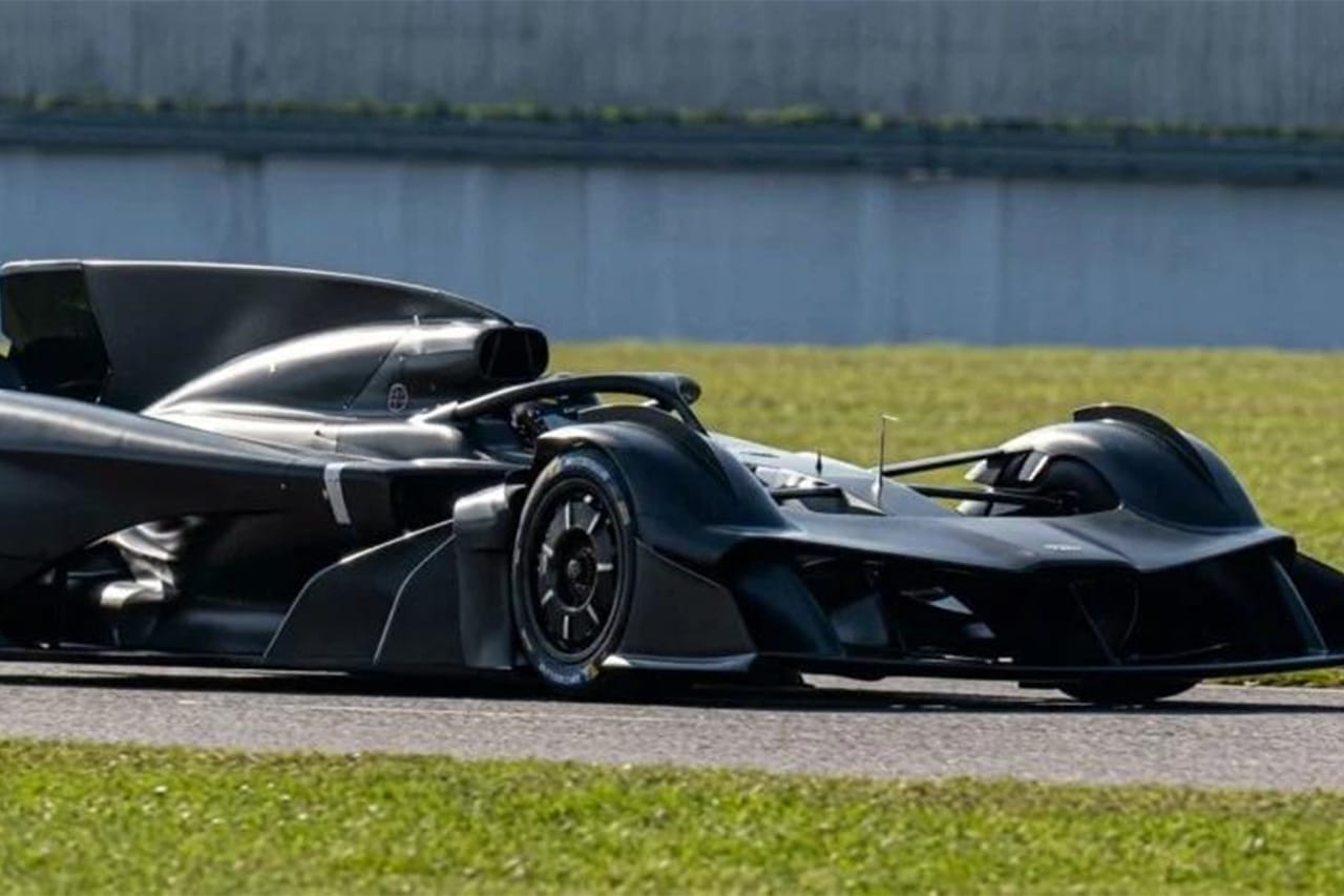 アストンマーティンF1 謎の“バットモービル”動画が拡散 極秘プロジェクトか