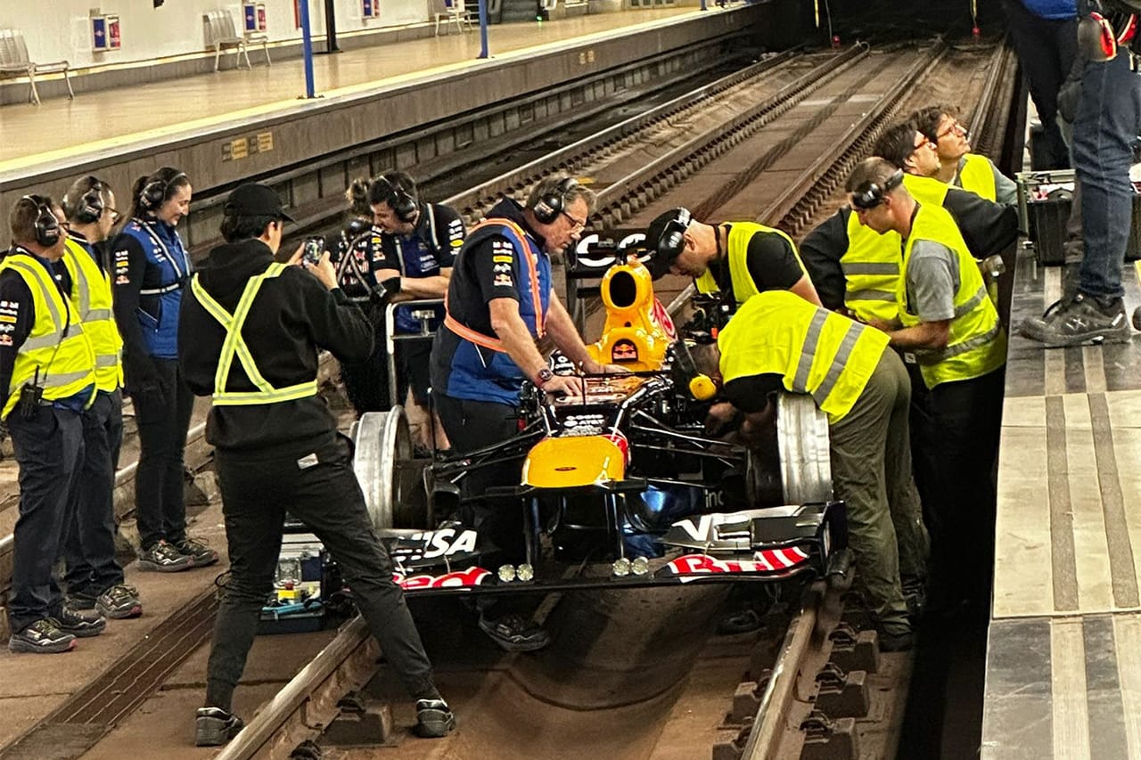 レッドブルF1 マドリード地下鉄にマシン出現 走行映像が話題