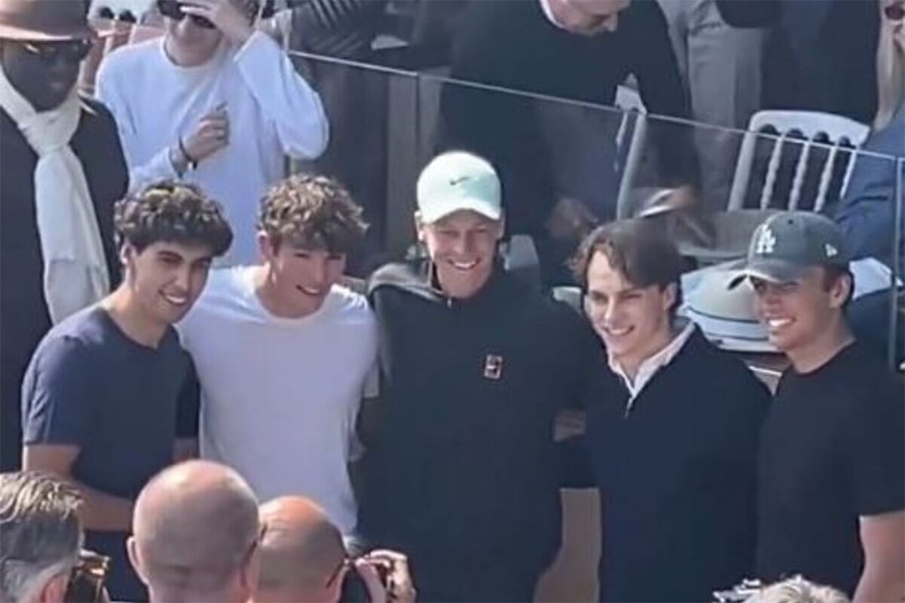 F1ドライバーがモンテカルロ集結 シナー応援でスタンドがグリッド化