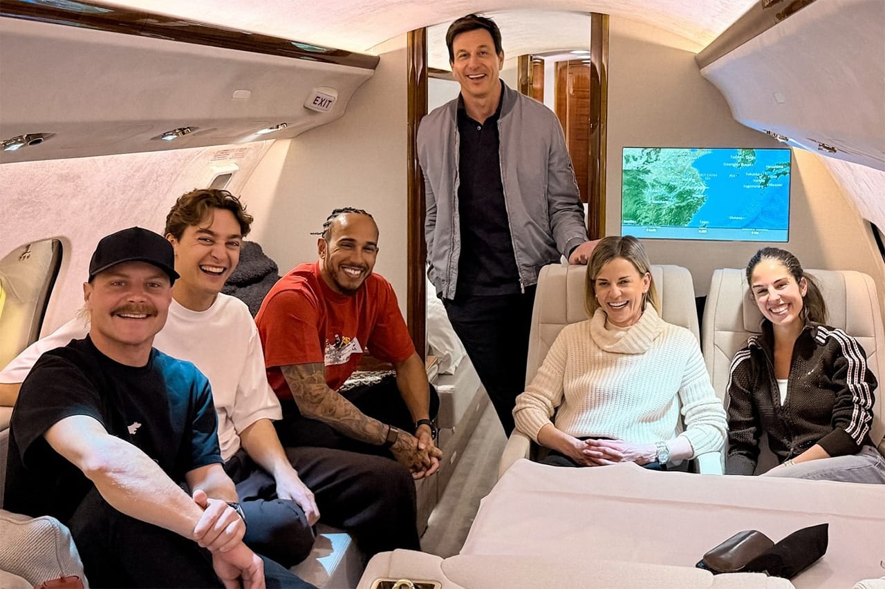 トト・ヴォルフ “専用機”に集うメルセデスF1の系譜 現役とOBが同乗