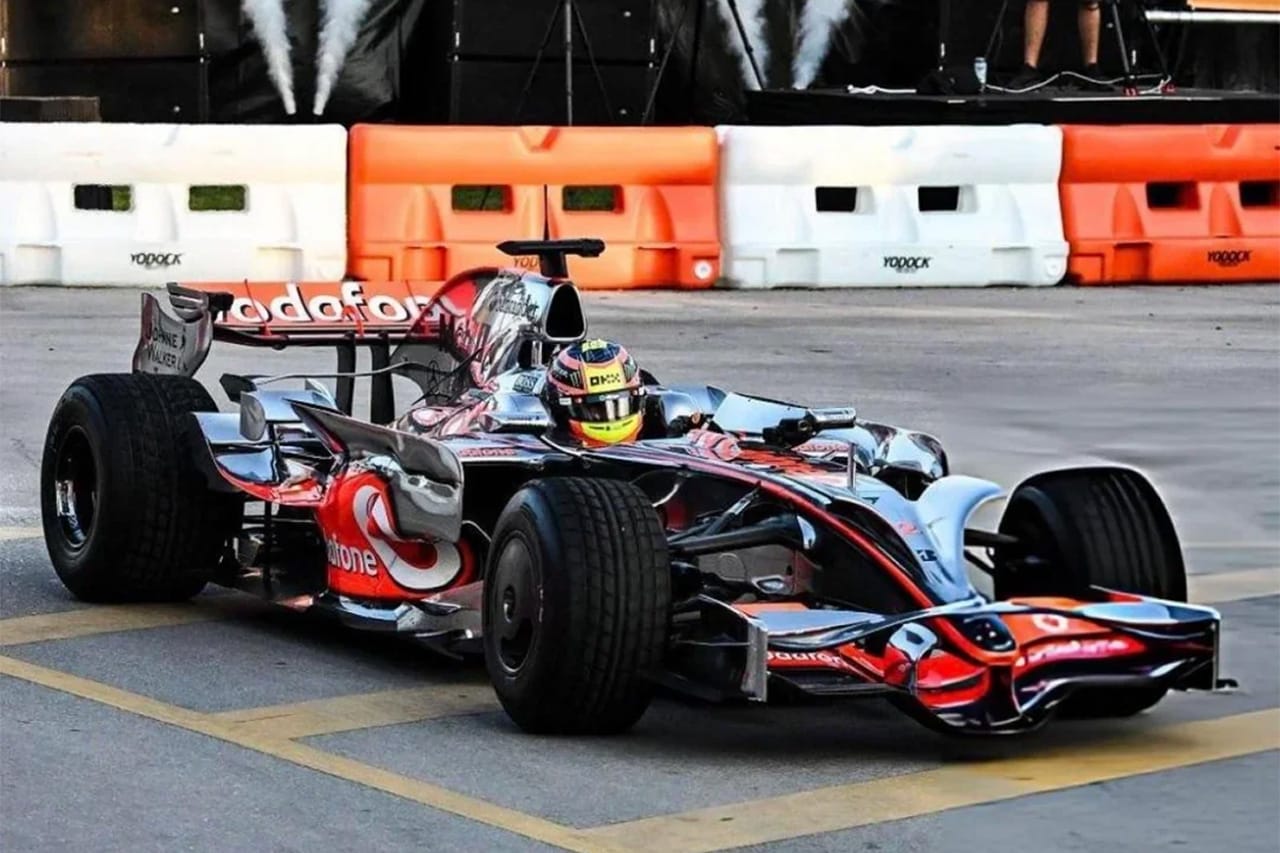 オスカー・ピアストリ ハミルトンがF1王座を獲得したマクラーレンMP4/23で走行
