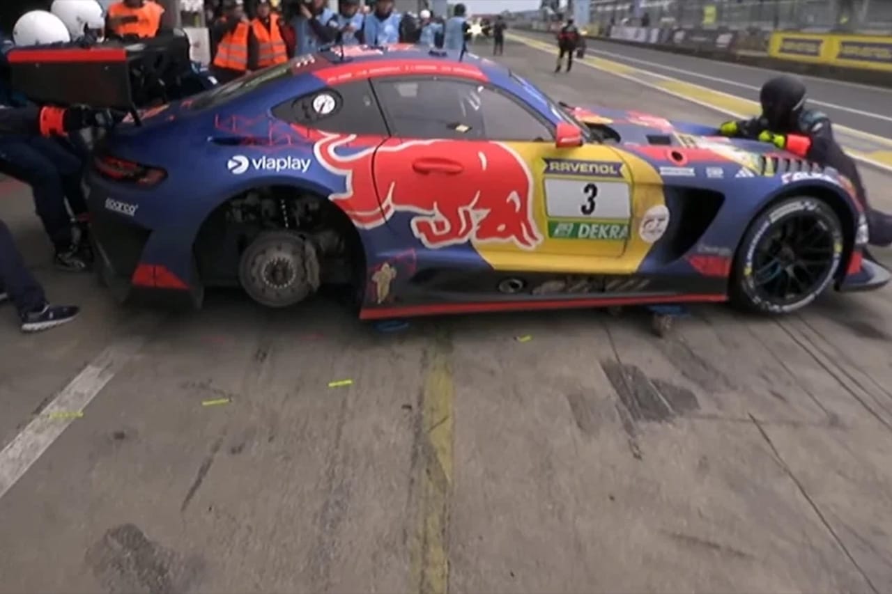 マックス・フェルスタッペン車に痛恨トラブル ニュル24時間で首位から転落