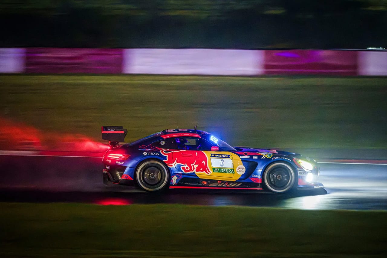 マックス・フェルスタッペン車が首位争い 雨のニュル24時間は激戦