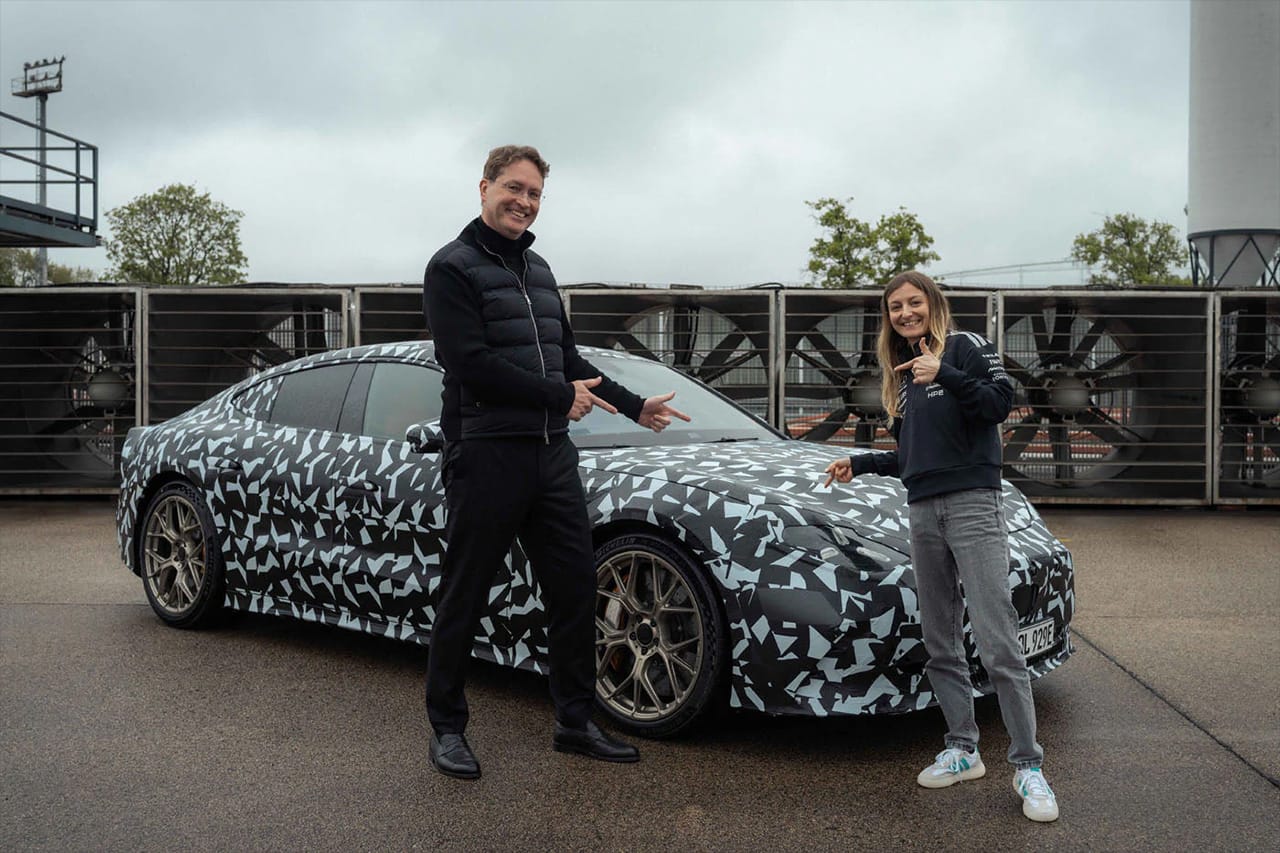 メルセデスAMG 新型電動GT 4ドアクーペを先行披露 F1アカデミー女王ピンが試乗