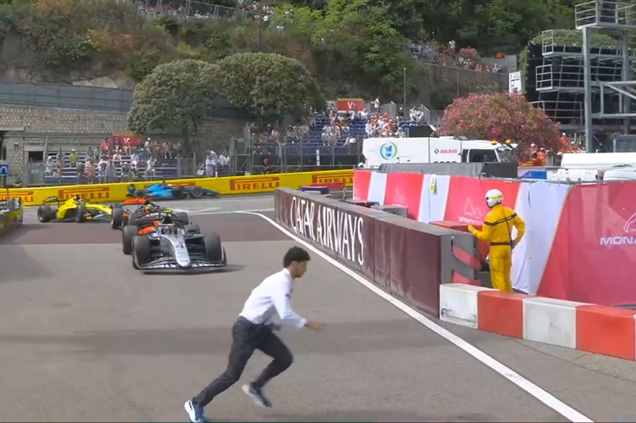 F2モナコ戦で危機一髪 コルトン・ハータがピットレーンで係員とニアミス