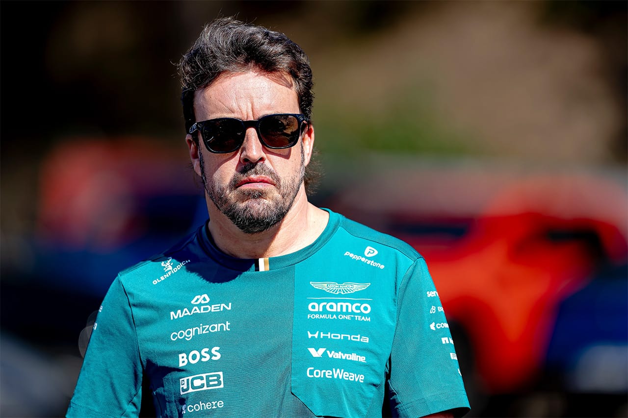 アロンソはアストンマーティンF1の現状に「舞台裏では怒り狂っている」