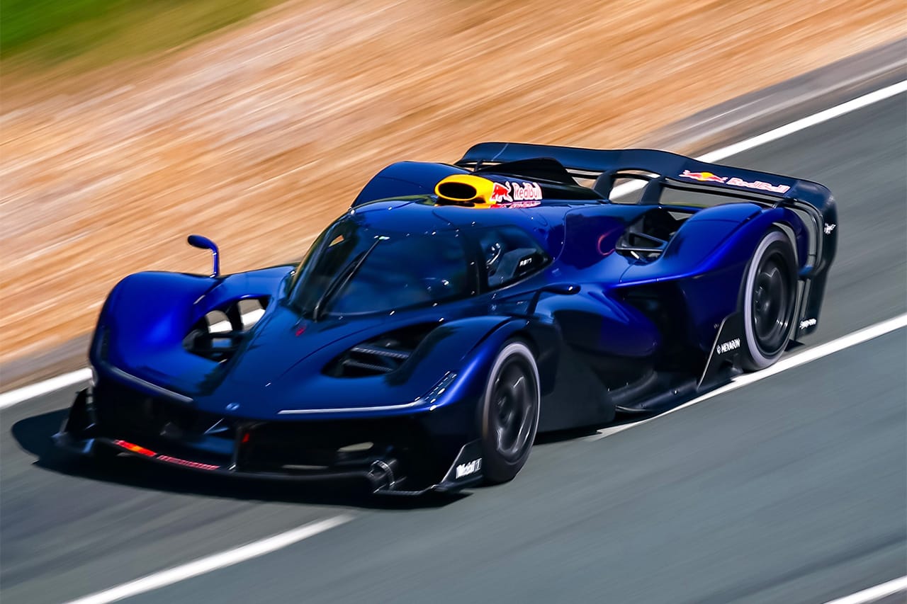 エイドリアン・ニューウェイがレッドブルF1に“一時復帰” グッドウッドでRB17走行