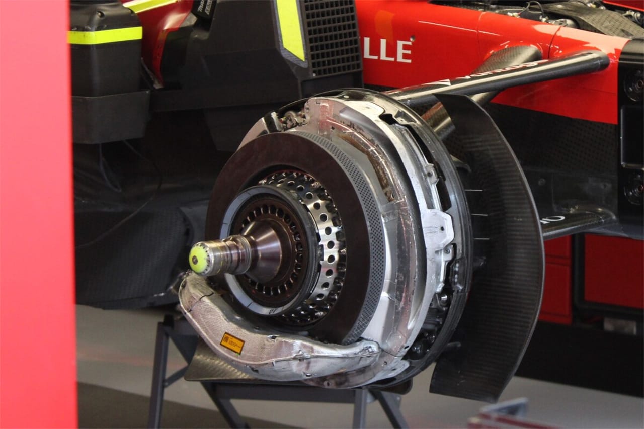F1ブレーキ徹底解説 ブレンボとカーボン・インダストリーの違いとは？
