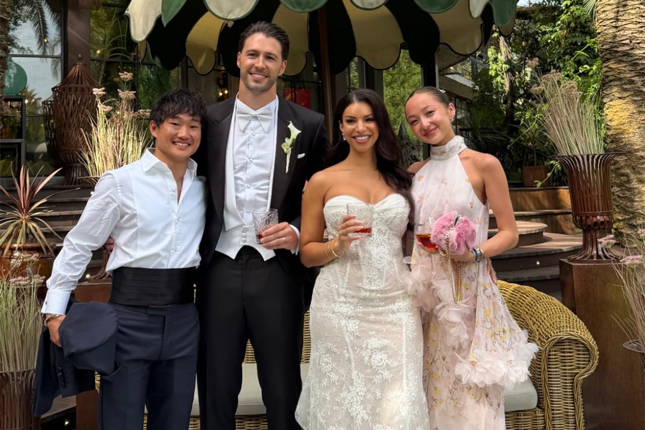 角田裕毅 元パフォーマンスコーチの結婚式に出席 ケイナと参列