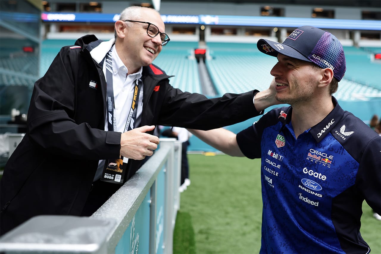 マックス・フェルスタッペン（レッドブル・レーシング）とステファノ・ドメニカリ（F1 CEO）
