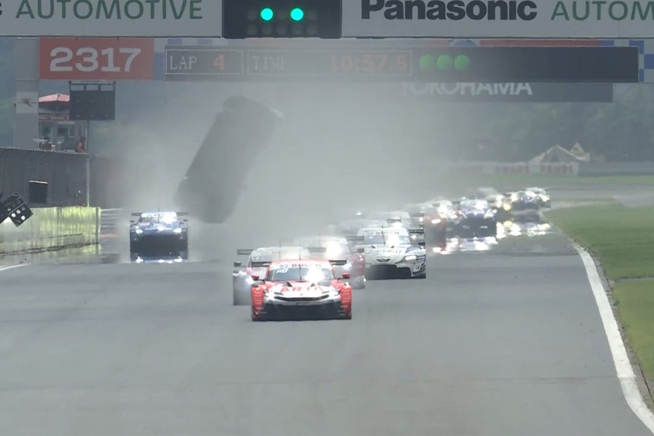 スーパーGT第4戦富士 フラガが宙を舞う大クラッシュ 赤旗中断で病院搬送