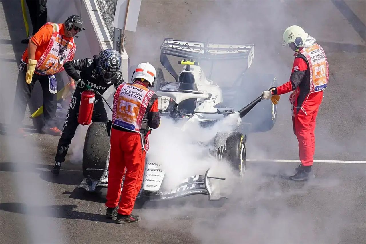 キャデラックF1 ブレーキ炎上の原因判明 ボッタス「内部が燃え始める」